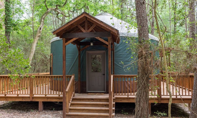 Livingston Cabina | Close to nature, but with all the modern amenities, Two Creeks Crossing Resort