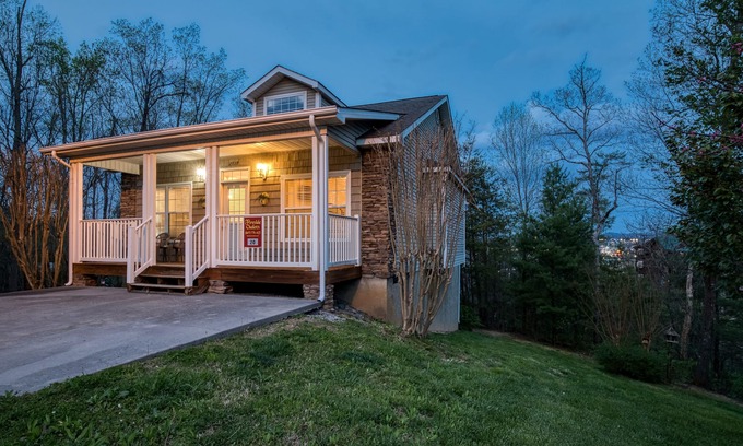 Pigeon Forge Cabaña | CLOSE para forjar PALOMA capacidad para 8 personas con futbolín jacuzzi