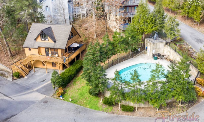 Gatlinburg - Pigeon Forge Chalet De Esquí | Conveniente para acceder a la piscina al aire libre del centro de Pigeon Forge, vea la piscina desde la terraza