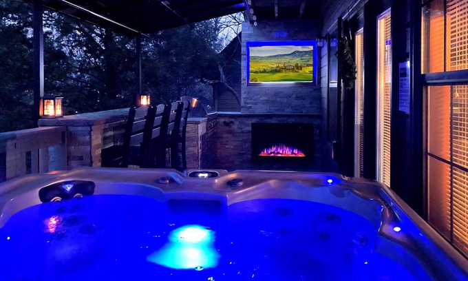Pigeon Forge Chalet De Esquí | Close to Pigeon Forge- walking distance to outdoor pool-Outdoor kitchen and tv area and much more