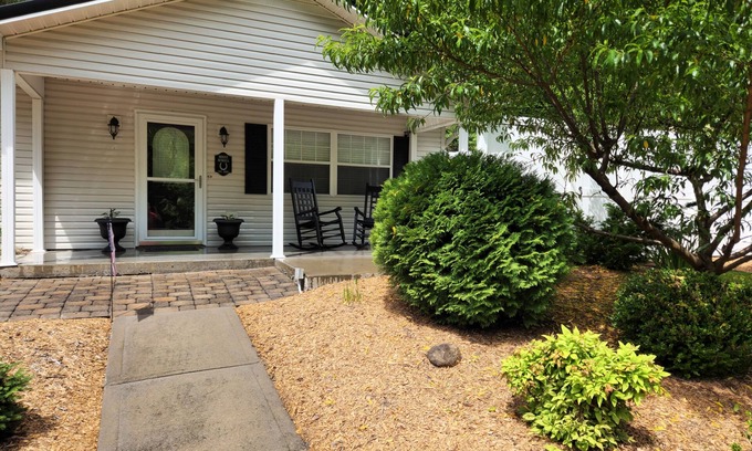 Gatlinburg - Pigeon Forge Cabaña | Close to Pigeon Forge*Easy Access Road*Fire Pit Area*Wet Bar