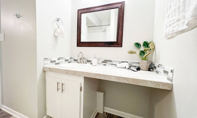 Nacogdoches Condominio | Cerca de SFA ¡Tranquilo Refugio en Nacogdoches! Moderno Apartamento en Centro.