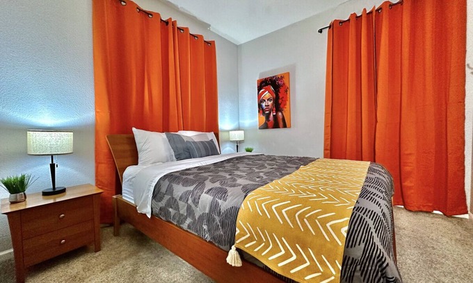 North Natomas Casa | Close to SMF-Comfortable King Mattress-Garage Park