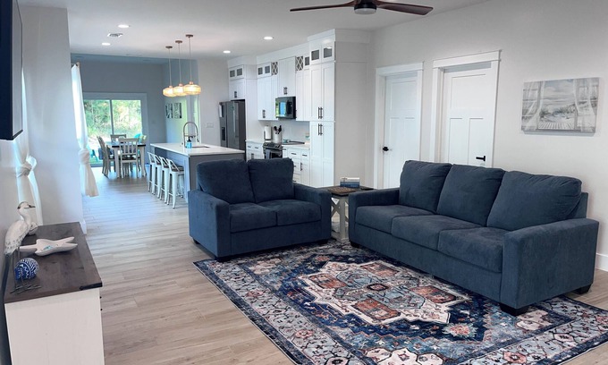 Foley Casa | Close to Sports Complex, OWA, beaches, shopping.Central to all the fun! King bed