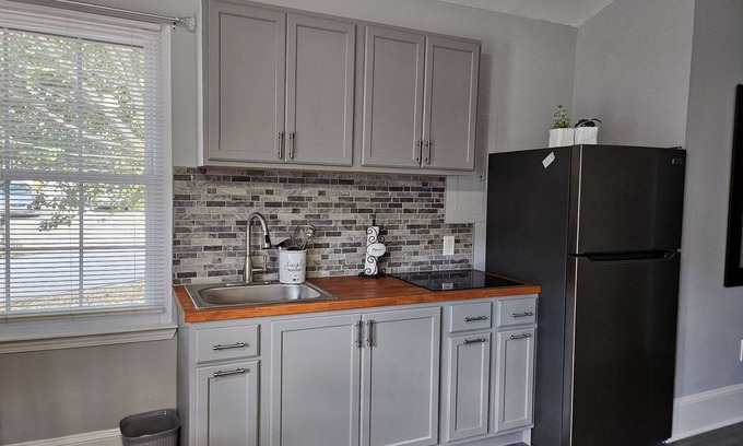 Riverdale Apartamento | Close to the airport! Remodeled furnished 1 Bedroom suite with Kitchenette.