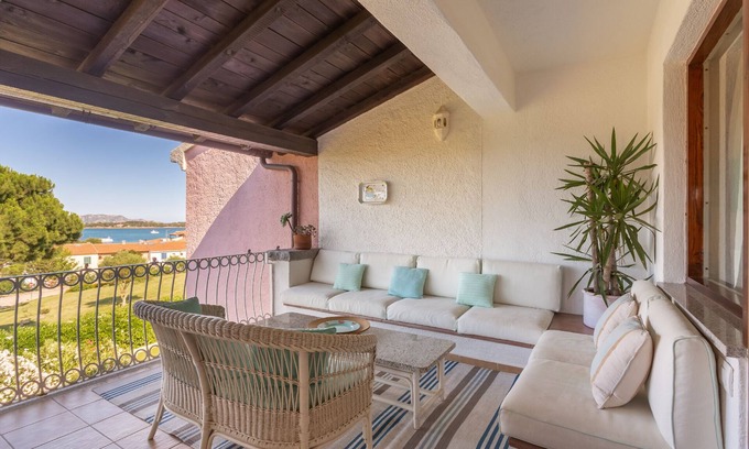 Porto San Paolo Apartamento | Cerca de la playa, apartamento para 7 personas con vista a la bahía de la isla de Tavolara, WiFi rápido.