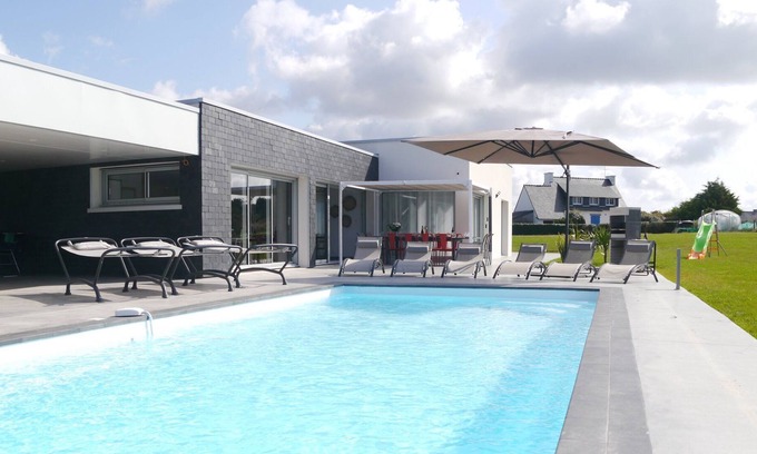 Tregunc Villa | Cerca de la playa, casa moderna con gran piscina y vistas al mar + wifi