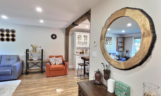 Barrie Casa | Close to the best of Barrie! The waterfront is mere minutes away!