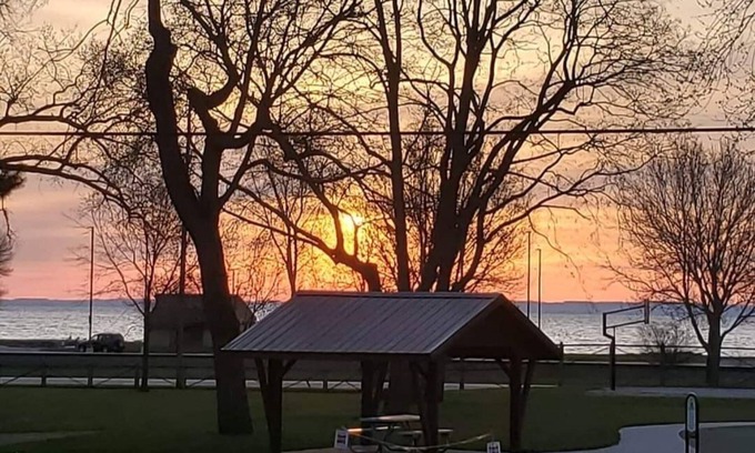 Oshkosh Apartamento | Close to the big events in Oshkosh when you stay at Doty Landings