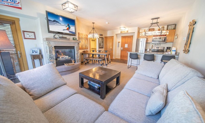 River Run Condominio | Este increíble condominio de 1 dormitorio tiene muchas mejoras y comodidades que te encantarán. Jack Pine es uno de los edificios más cercanos a la góndola en River Run Village y está convenientemente ubicado cerca de tiendas y restaurantes.