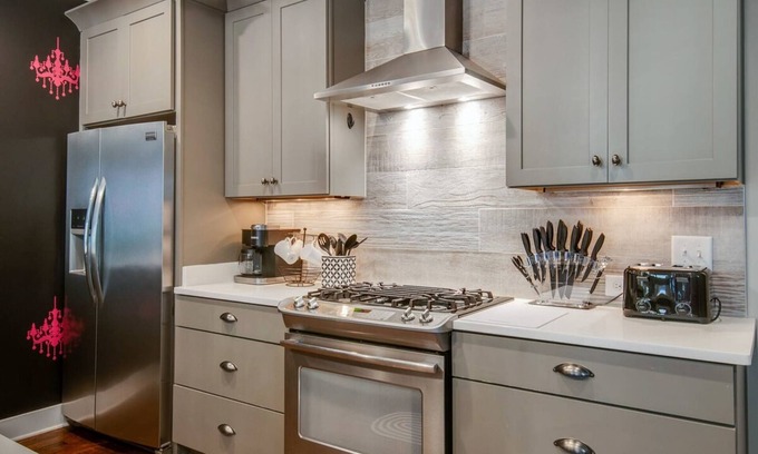 Eighth Avenue Casa | Close to the Gulch - Book Today