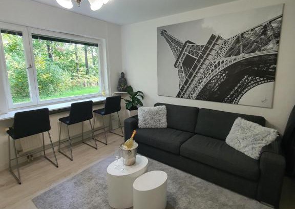Hasselby Apartamento | Close to the metro and the beach! with a view of the Scandinavian forest
