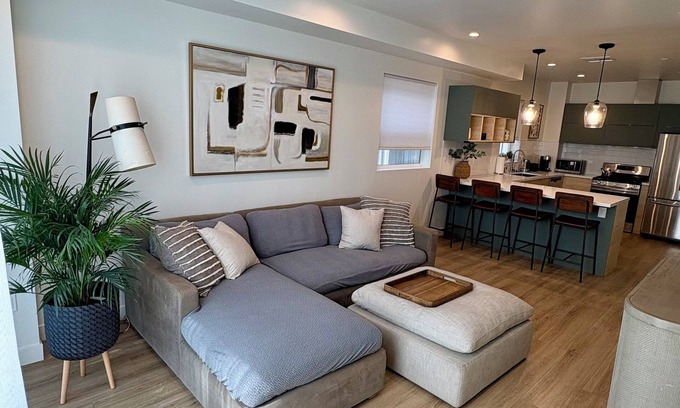 Sherman Oaks Casa | Close to Universal Studios Family friendly Townhouse!