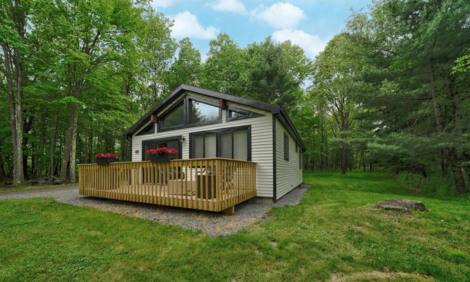 White Mills Cabaña | CLOSE TO WALLENPAUPACK! 2 bedroom, 1 bath cottage