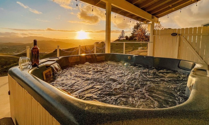 Templeton Casa | Close to Wineries/Hot Tub/Vineyard View/Dog Okay!