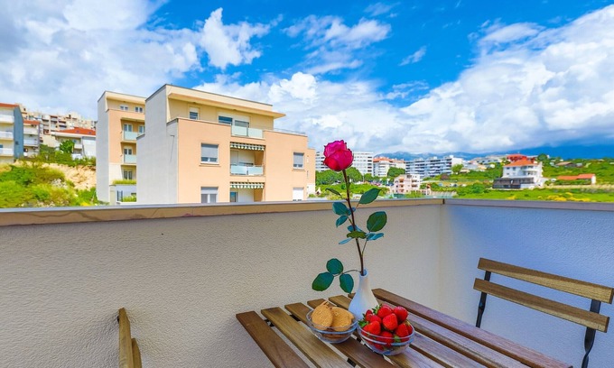 Znjan Apartamento | Cerca de la playa de Znjan, amplio estudio con balcón
