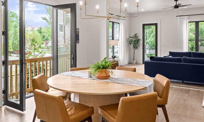 Downtown Casa | Closest to downtown square, luxury bedding, outdoor patio, vinyl, guitar, piano.