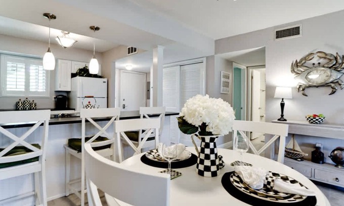 Bradenton Beach Condominio | Closest to Pool Pickleball/Tennis Beach Access