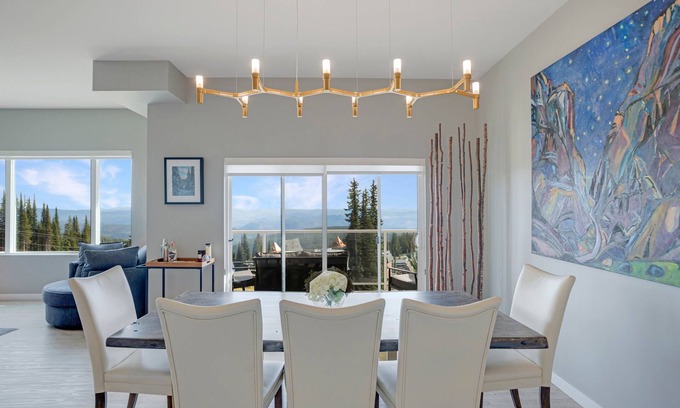 Silver Star Mountain Hotel | Closest to the Gondola – Spacious 3-Bedroom Property w/ Hot Tub, Ski-In/Ski-Out & Stunning Views