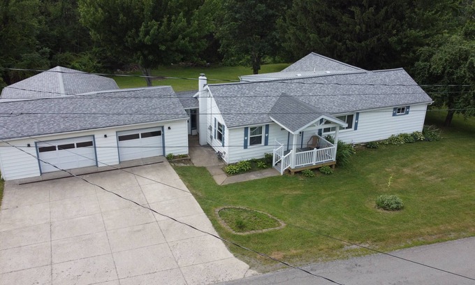 North East Casa | "Cloud Vine" 4-bedroom home in Erie County's North East, PA! Easy access to all!