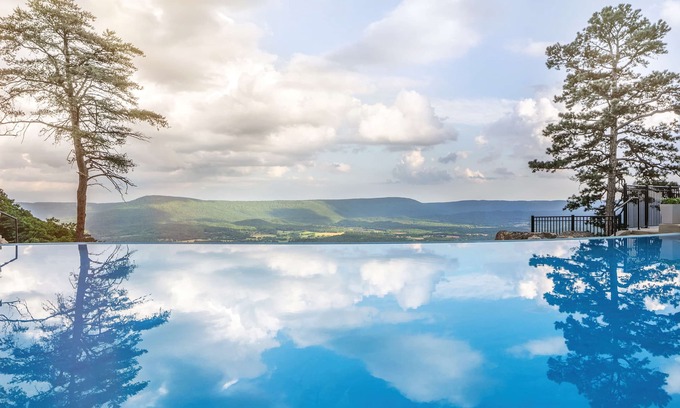 Rising Fawn Complejo | Cloudland at McLemore Resort Lookout Mountain, Curio by Hilton