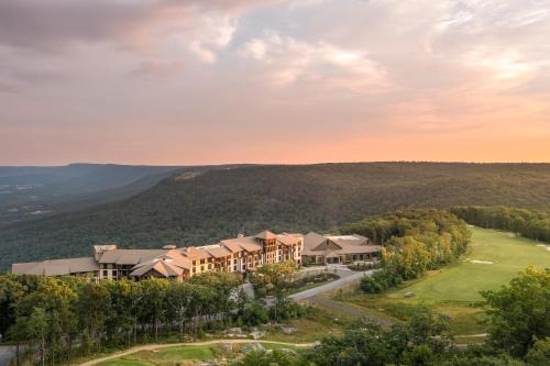 Rising Fawn Complejo | Cloudland at McLemore Resort Lookout Mountain, Curio by Hilton