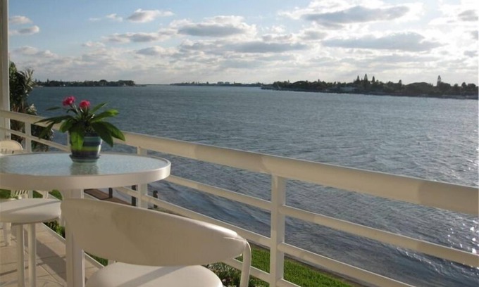 St. Petersburg Condominio | CLUB BAHIA FRENTE AL MAR DE LUJO Vista del condominio Puestas de sol, delfines, manatíes desde el balcón.