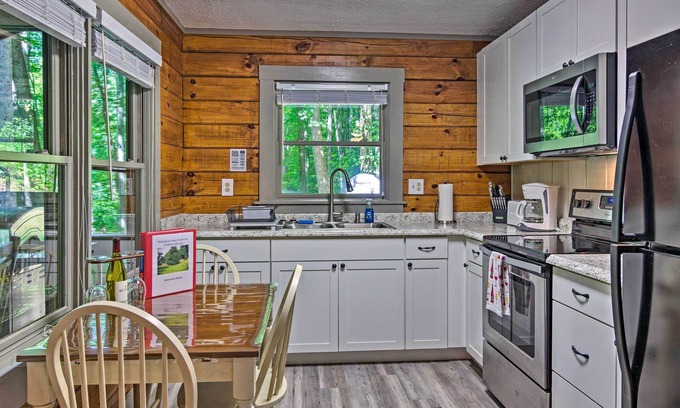 Clyde Cabina | Charming Clyde Hideout w/ Porch & Gas Grill!