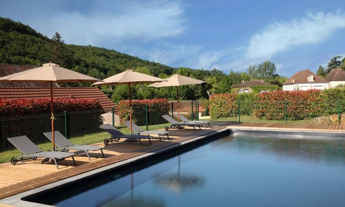 Les Eyzies Cabina | Cozy 2-person gite in the center of the Dordogne in a park with a waterfall