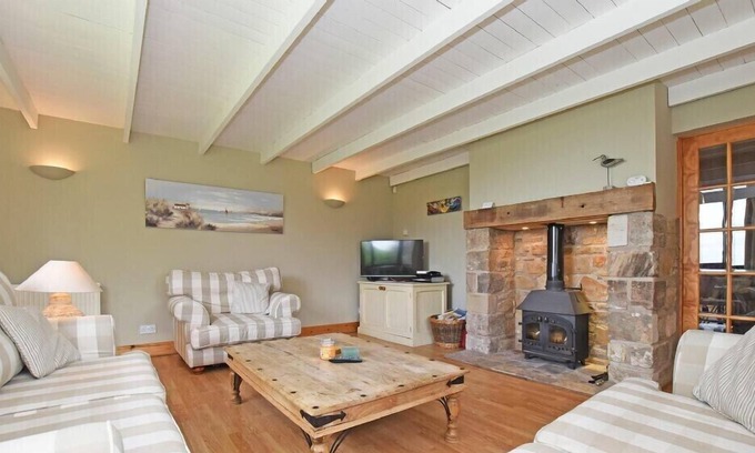 Berwick-upon-Tweed Cabaña | COACH HOUSE (BEAL), pet friendly, country holiday cottage in Beal