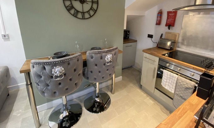 Llandaff Otro | Coach House -Log Fire,Hot Tub (City Centre 2 mile)