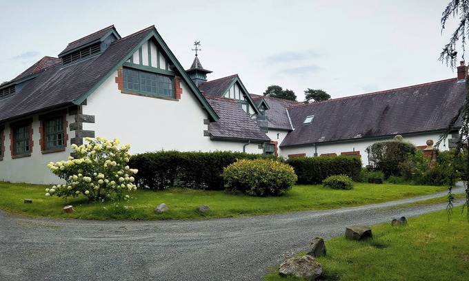 Llanwrtyd Wells Cabaña | COACH HOUSE, pet friendly, with hot tub in Llanwrtyd Wells