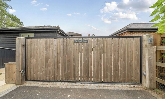 Bury St Edmunds Casa | Coach House with Hot Tub in Idyllic Nowton