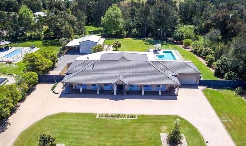 One Mile Casa | Coast and Country Estate - 15m Heated Pool and Minutes to Beach