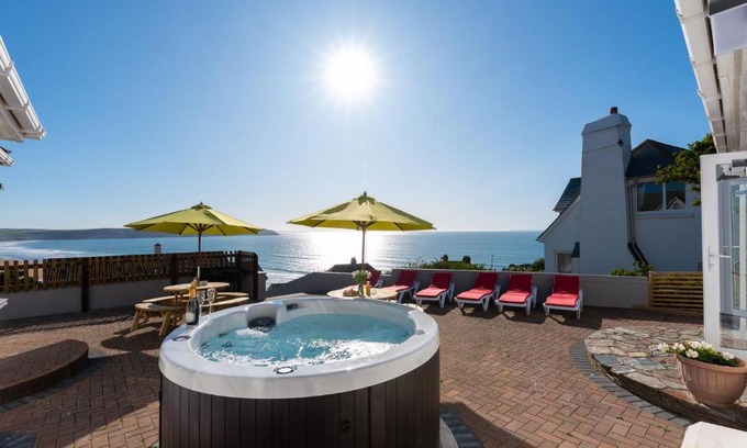 Mortehoe Casa | Coast View - 5 bedrooms with hot tub & sea views