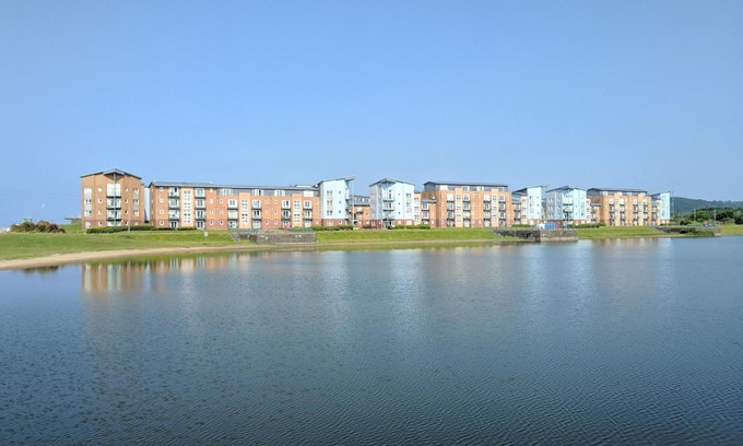 Llanelli Apartamento | Elegante apartamento costero (vista al lago)
