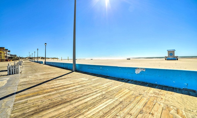Atlantic Beach Cabaña | Coastal Atlantic Beach Duplex < 1 Mi to Boardwalk!
