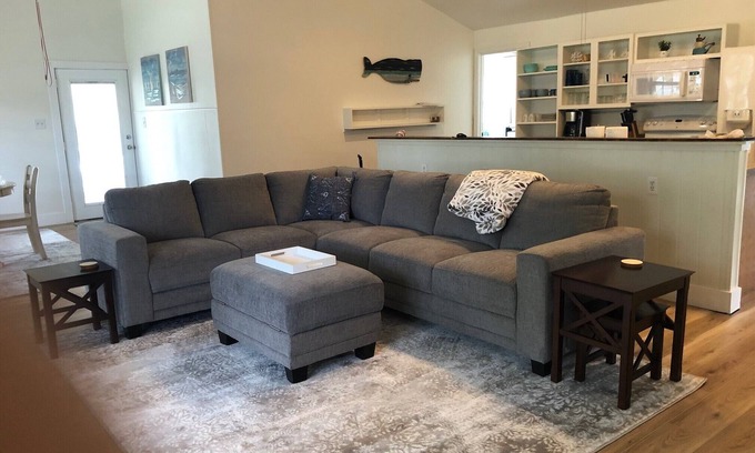 Long Beach Cabaña | Coastal Breeze Cottage- walk to beach, restaurants, harbor, downtown!