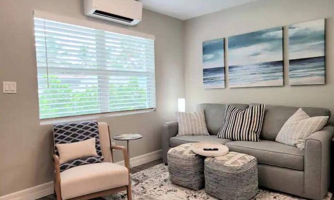 Lantana Apartamento | Coastal Breezes -Walk to the Beach