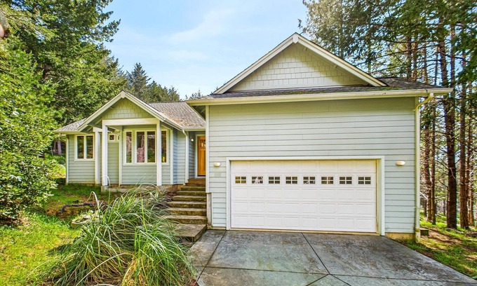 Shelter Cove Casa | Coastal Canopy-Secluded home with ocean view and jetted tub. Sleeps 6
