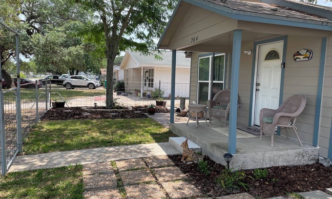 Aransas Pass Casa | Coastal Casita Mi Casa es Su Casa - Sleeps 4 comfortably up to 6.