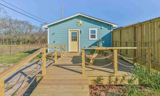 Oyster Creek Cabaña | Coastal Casita - Minutes from the beach!