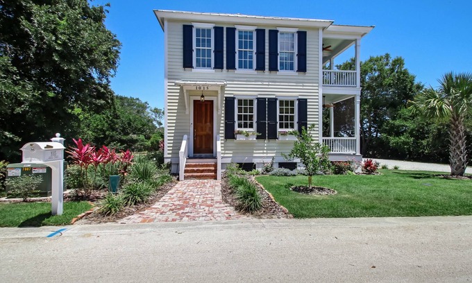 Fernandina Beach Cama Y Desayuno | Coastal Casita B&B, Amelia Island, with 6 seat golf cart included!