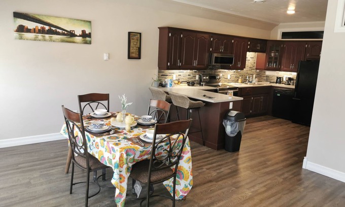 Yarmouth Apartamento | Coastal Charm by the Bay: 4 Bedroom Apartment next to Yarmouth CAT Ferry