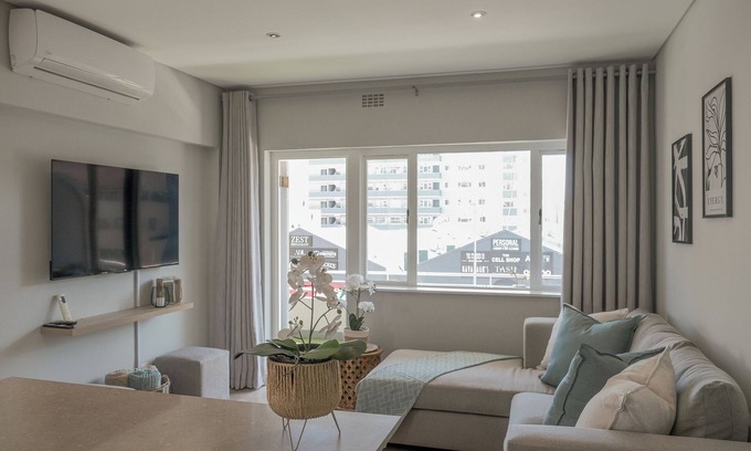 Fresnaye Apartamento | Coastal City Vibes: Stylish 2-Bedroom