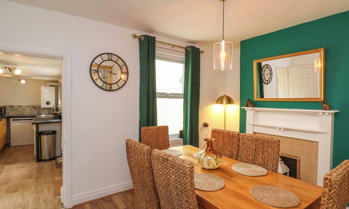 Loftus Cabaña | COASTAL COTTAGE, pet friendly, with open fire in Saltburn-By-The-Sea