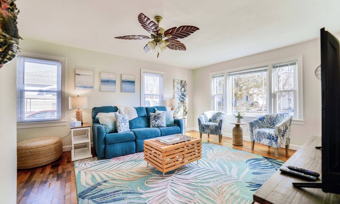 Jackson Casa | Coastal Comfort at The Salty Nest: Pet-Friendly with King Bed & Fast WiFi!