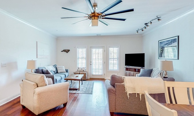 Supply Condominio | Coastal condo with excellent views, balcony, washer/dryer, & AC - pool access