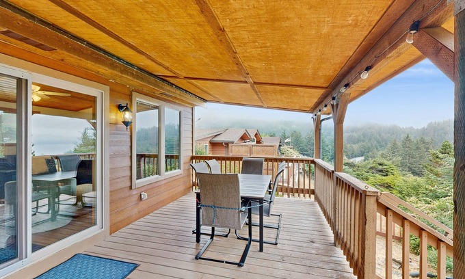 Brookings Condominio | Coastal condo with stunning views, a cozy loft, private deck and hot tub