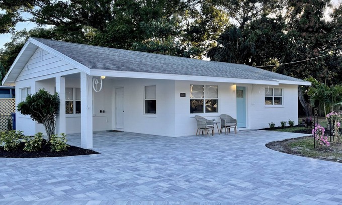 Bradenton Casa | Coastal Cottage House -- Close to Beaches!! Welcome to Paradise!